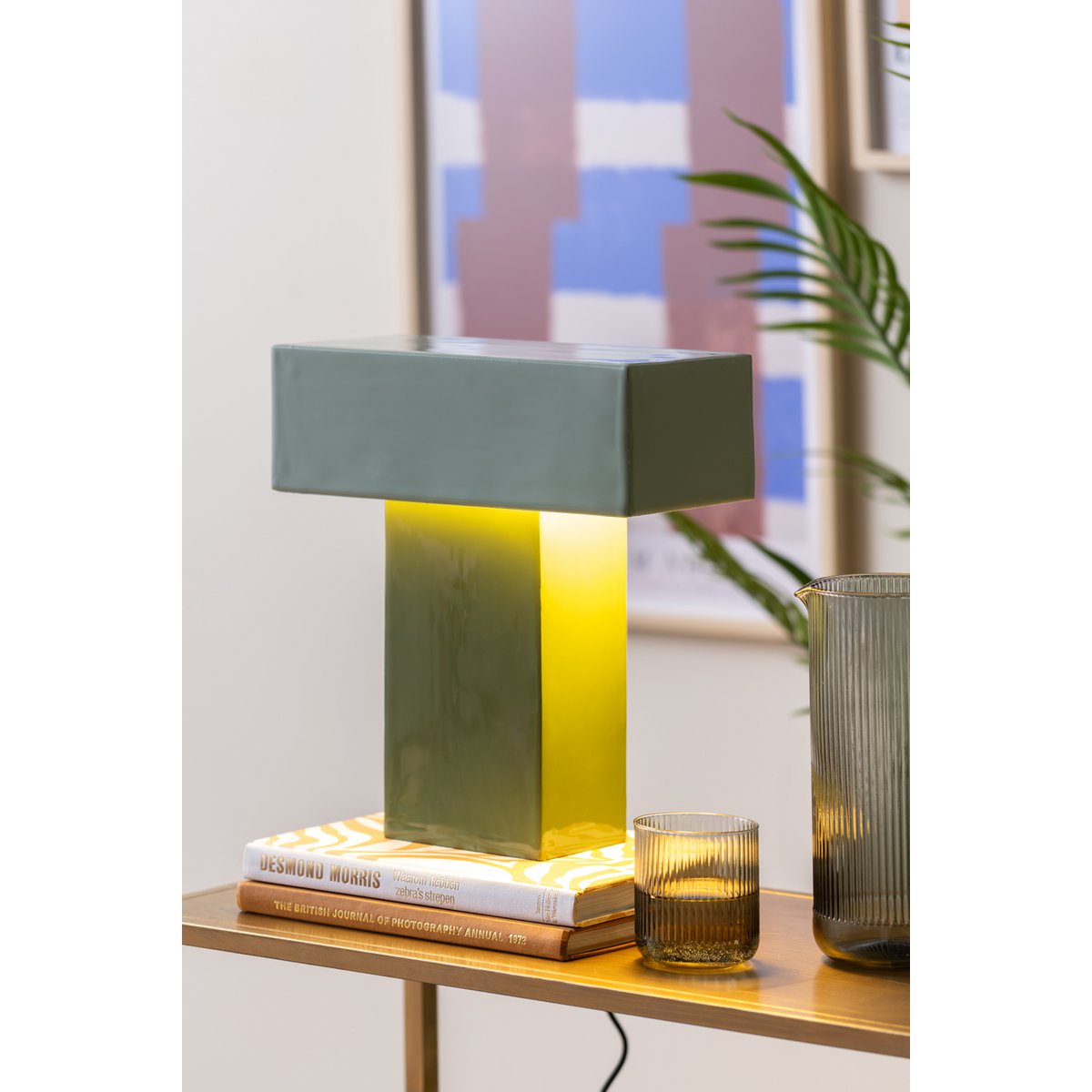 Vue latérale de la lampe Grato Recto, couleur verte et formes graphiques