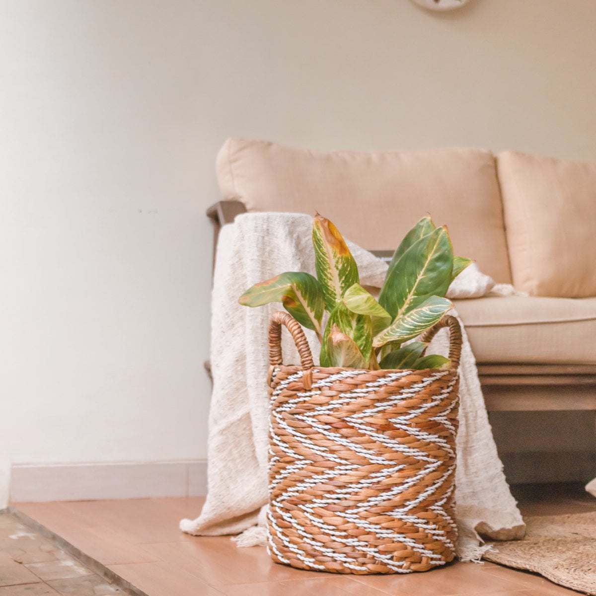 Panier rond tressé YALIMO en Jacinthe d'Eau avec motif rayé naturel et blanc