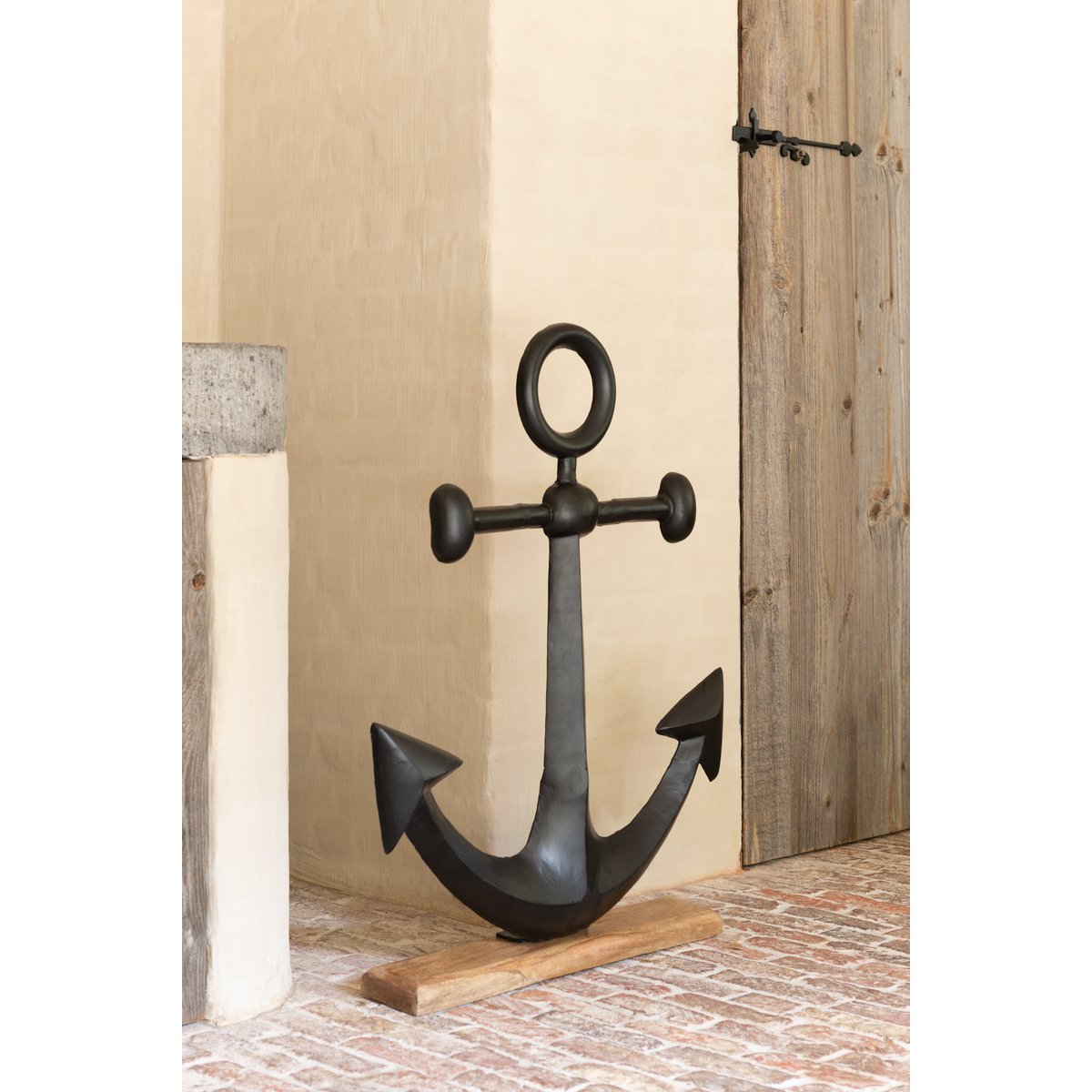 Détail de la sculpture Anker J-Line, finition élégante en aluminium