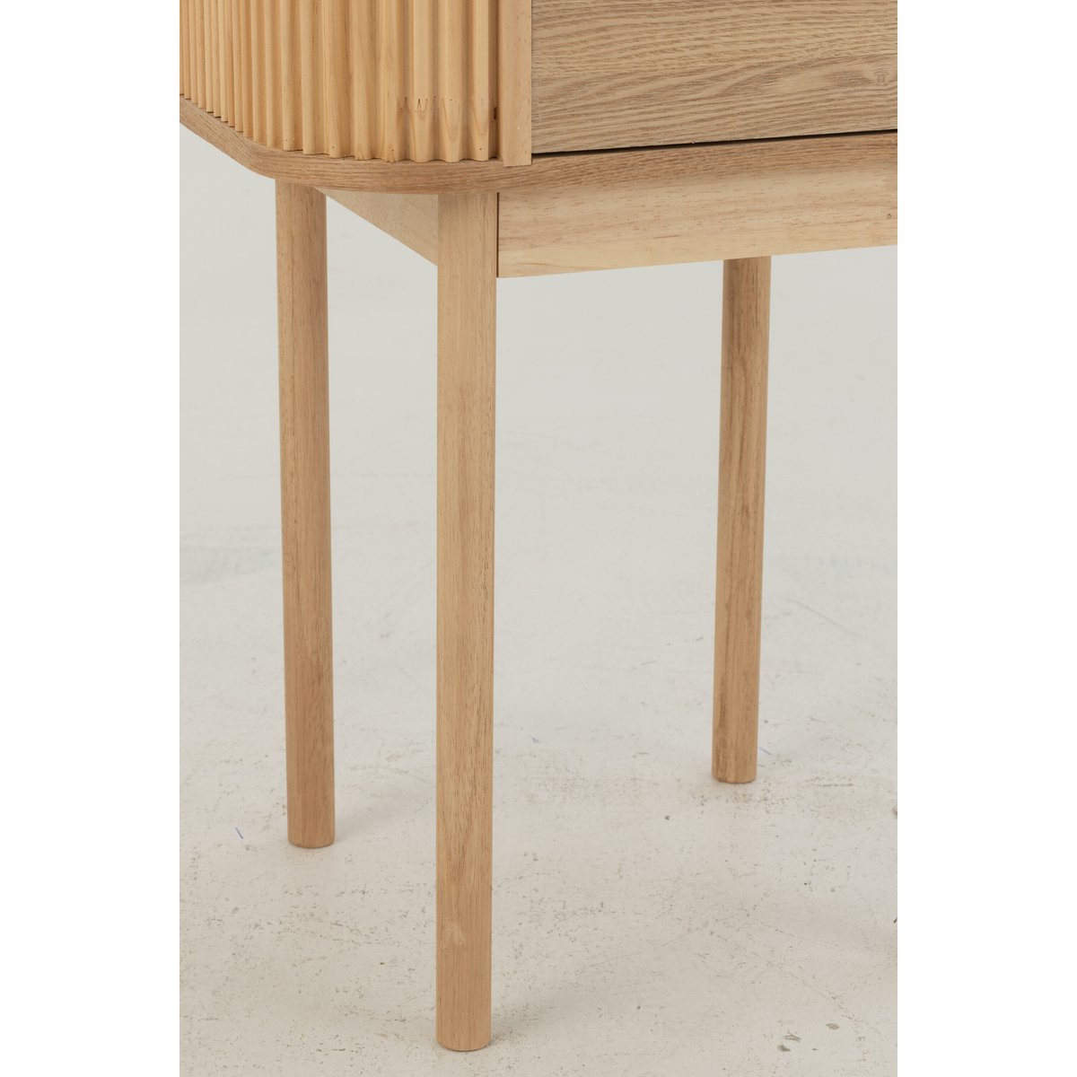 Ambiance scandinave avec la table de chevet J-Line