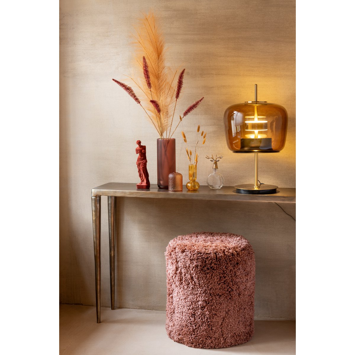 Vue latérale de la lampe de table J-Line en verre marron