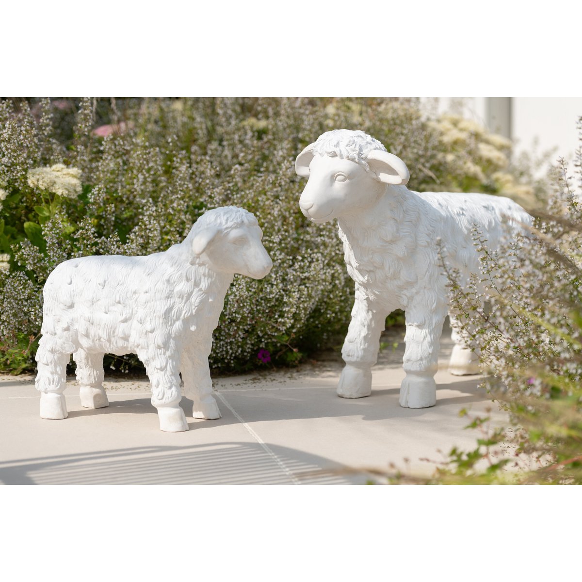 Mouton décoratif J-Line beige, position latérale dans un jardin