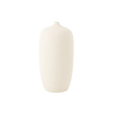 Vase Cassia Oval J-Line en céramique blanche, mise en scène décorative