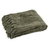 Couverture J-Line drapée sur un canapé moderne