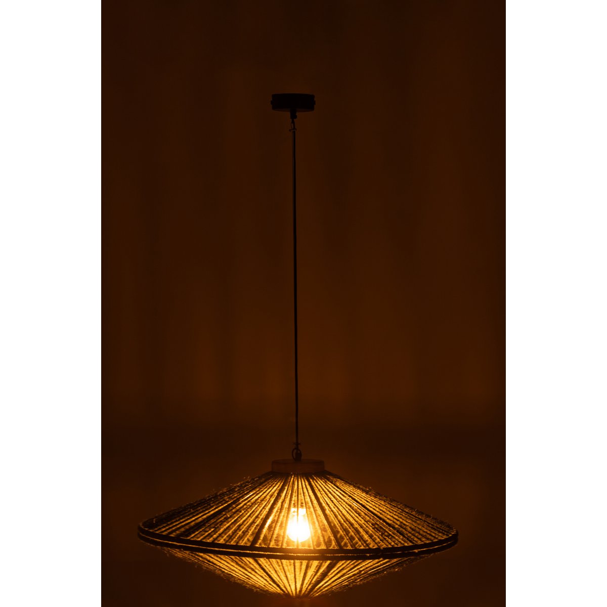 Lampe à suspension Ovni J-Line dans un intérieur bohème chic