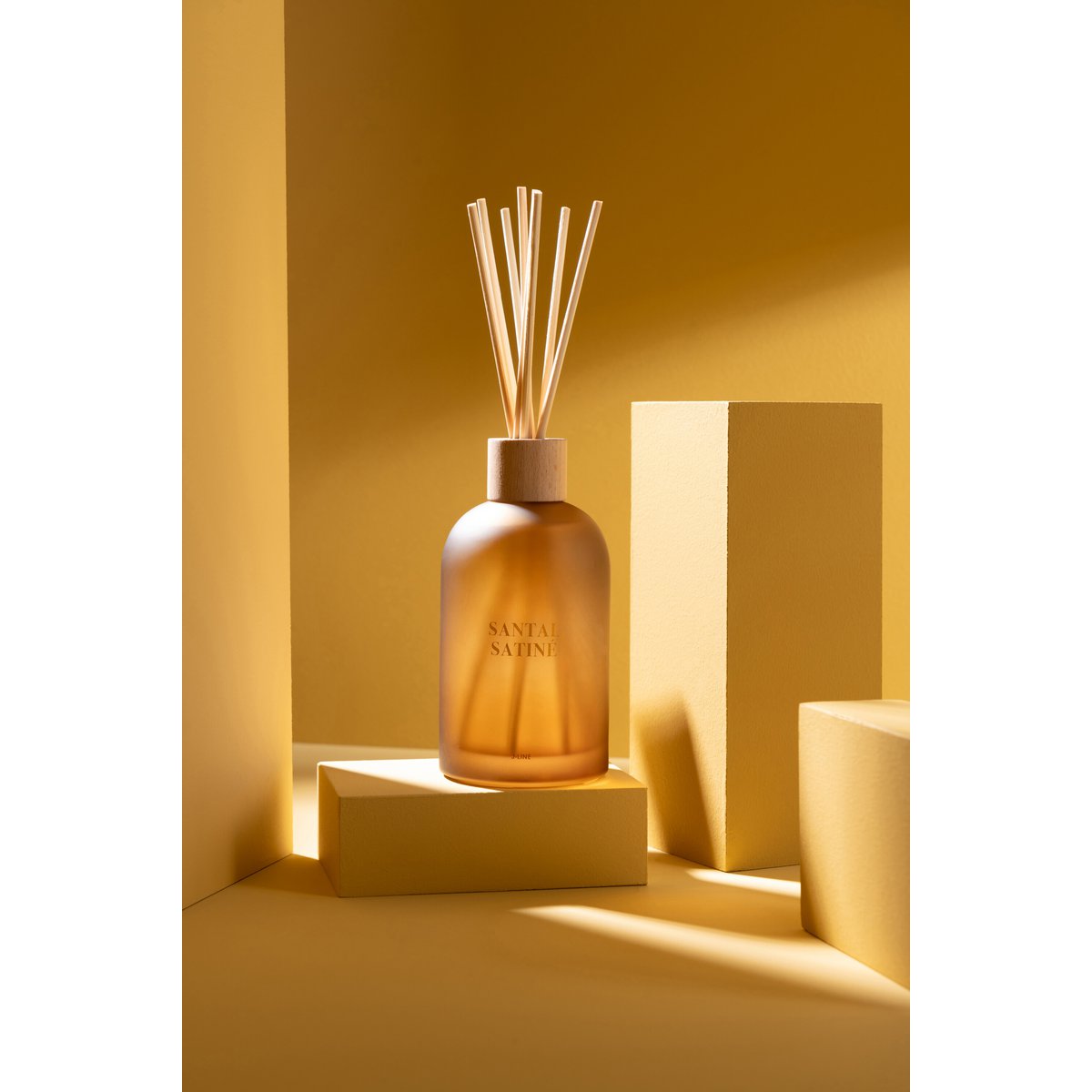 Emballage du diffuseur Santal Satiné avec logo J-Line
