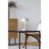 Vue de côté de la lampe Holt montrant sa finition moderne