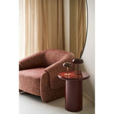 Lampe Margate en métal bordeaux dans un décor extérieur