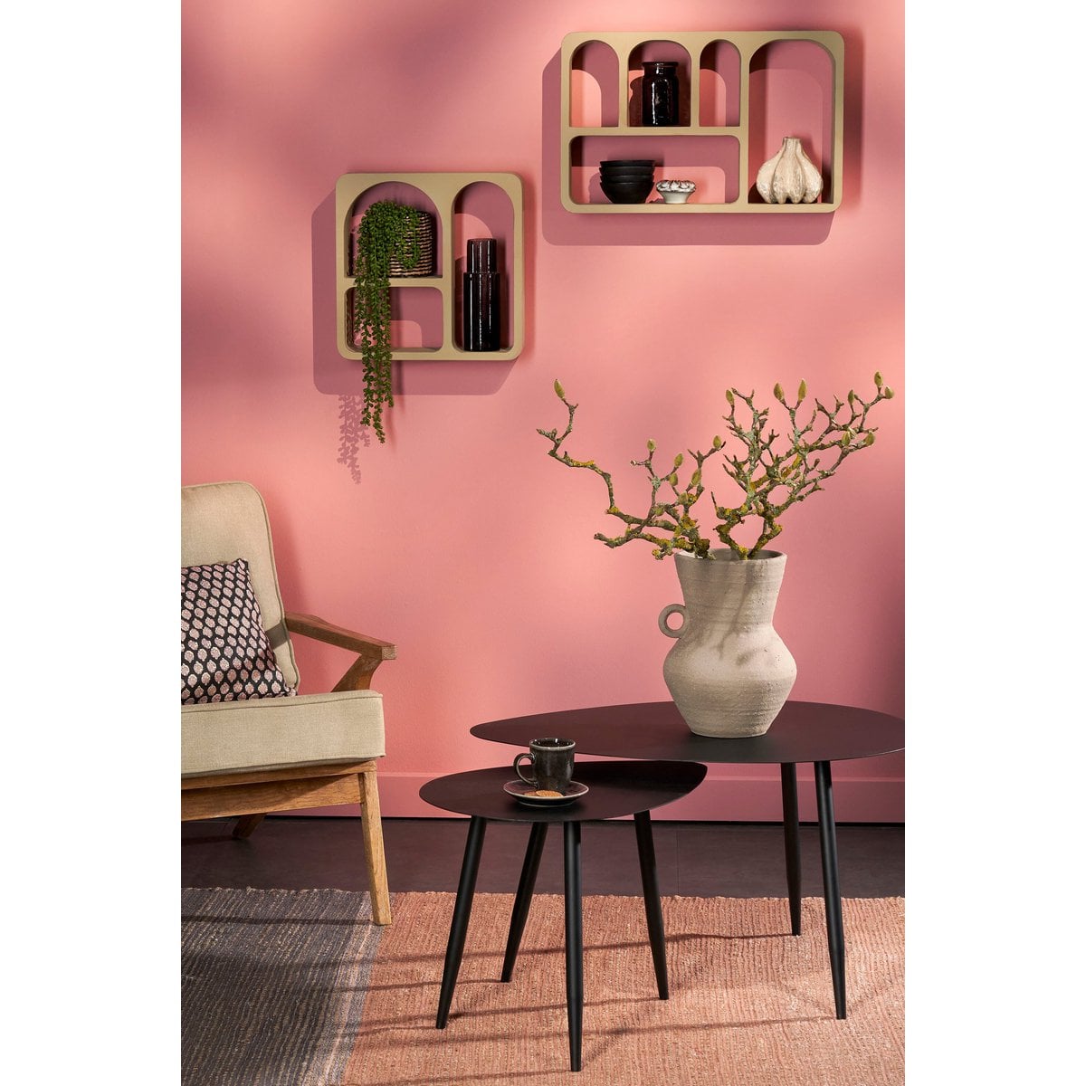 Tables d'appoint noires mises en scène avec des plantes et des accessoires