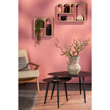 Tables d'appoint noires mises en scène avec des plantes et des accessoires