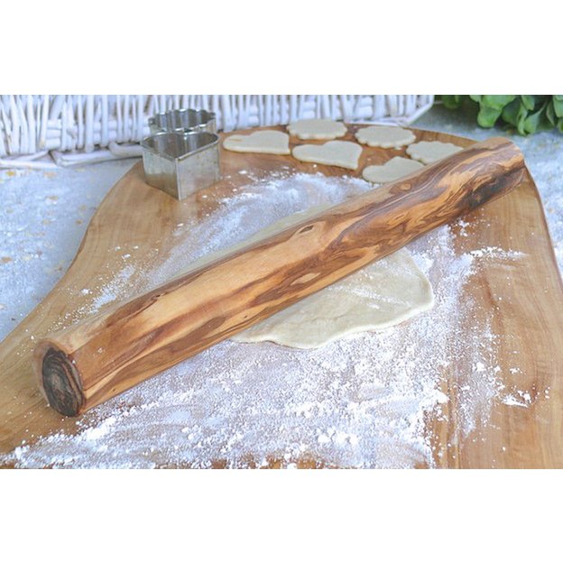 Rouleau à pâtisserie en bois d'olivier sur un plan de travail en bois
