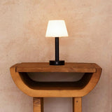 Lampe de table rechargeable en bois noir Zoë