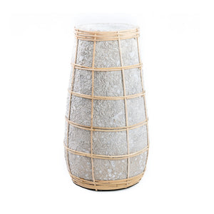 Vase en béton naturel avec détail raphia L