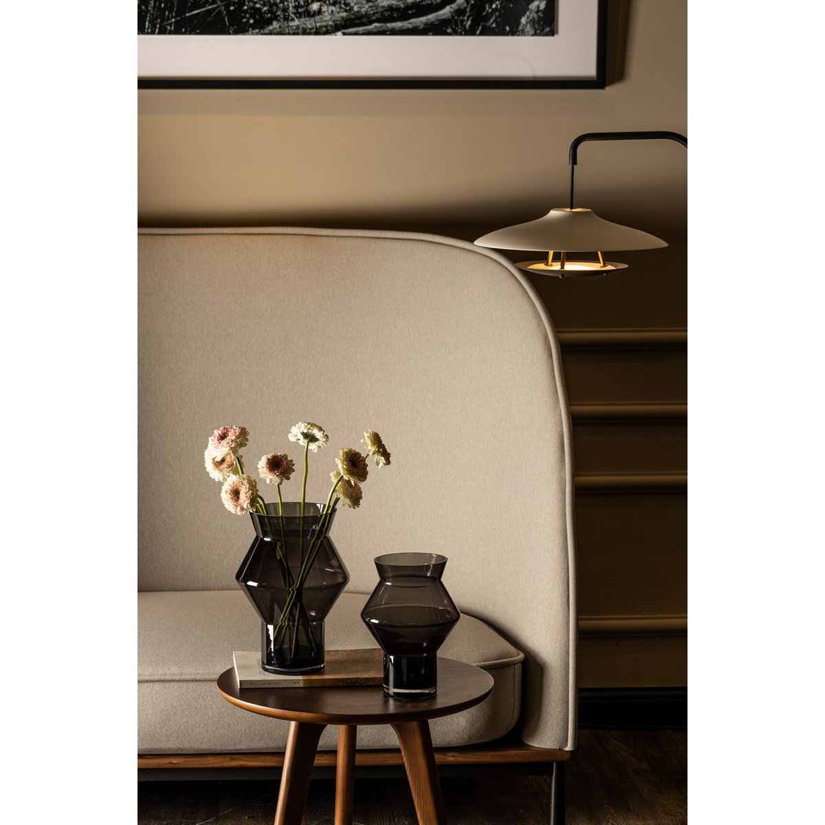 Vase en verre gris foncé sur une table élégante