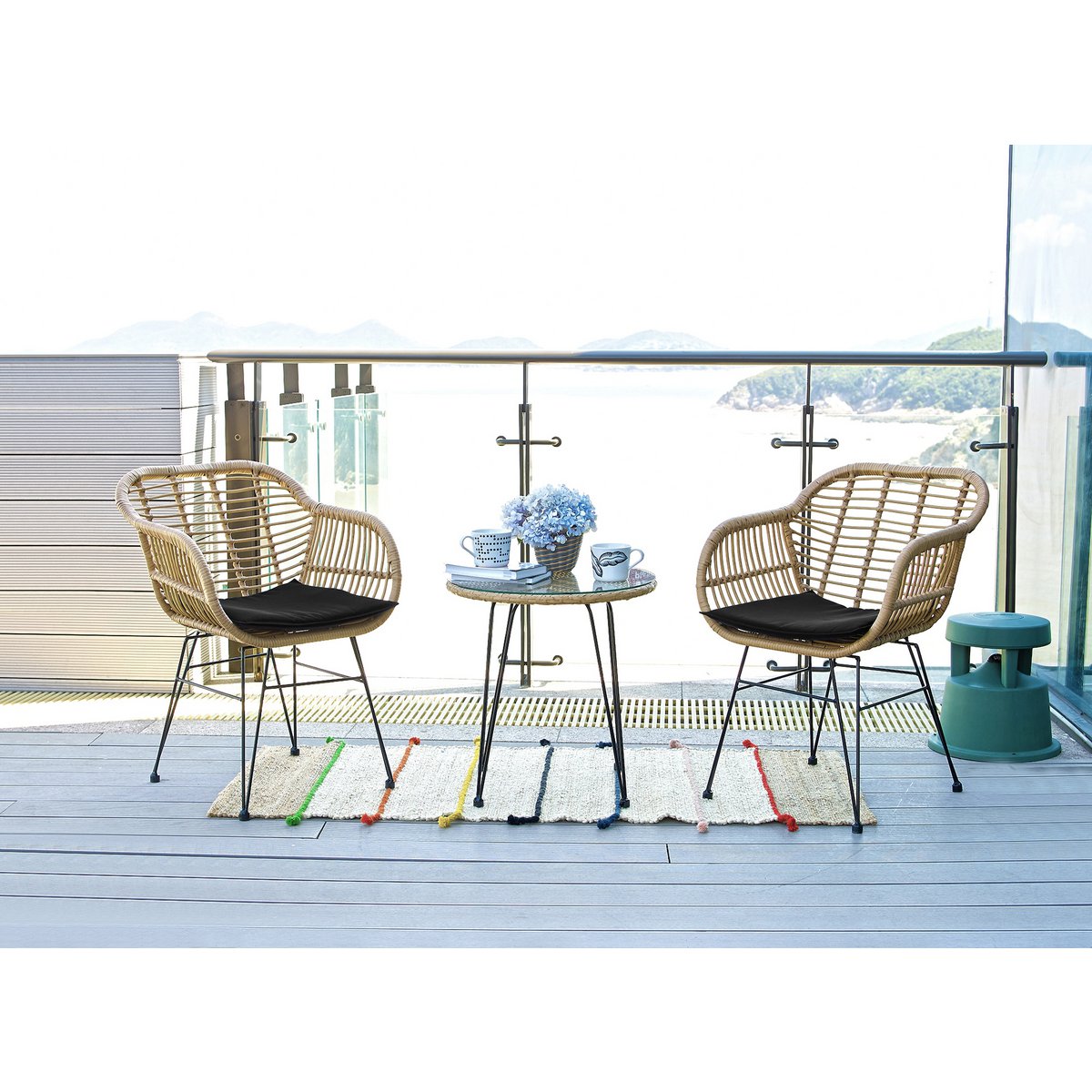 Salon de jardin en polyrotin avec deux chaises et une table