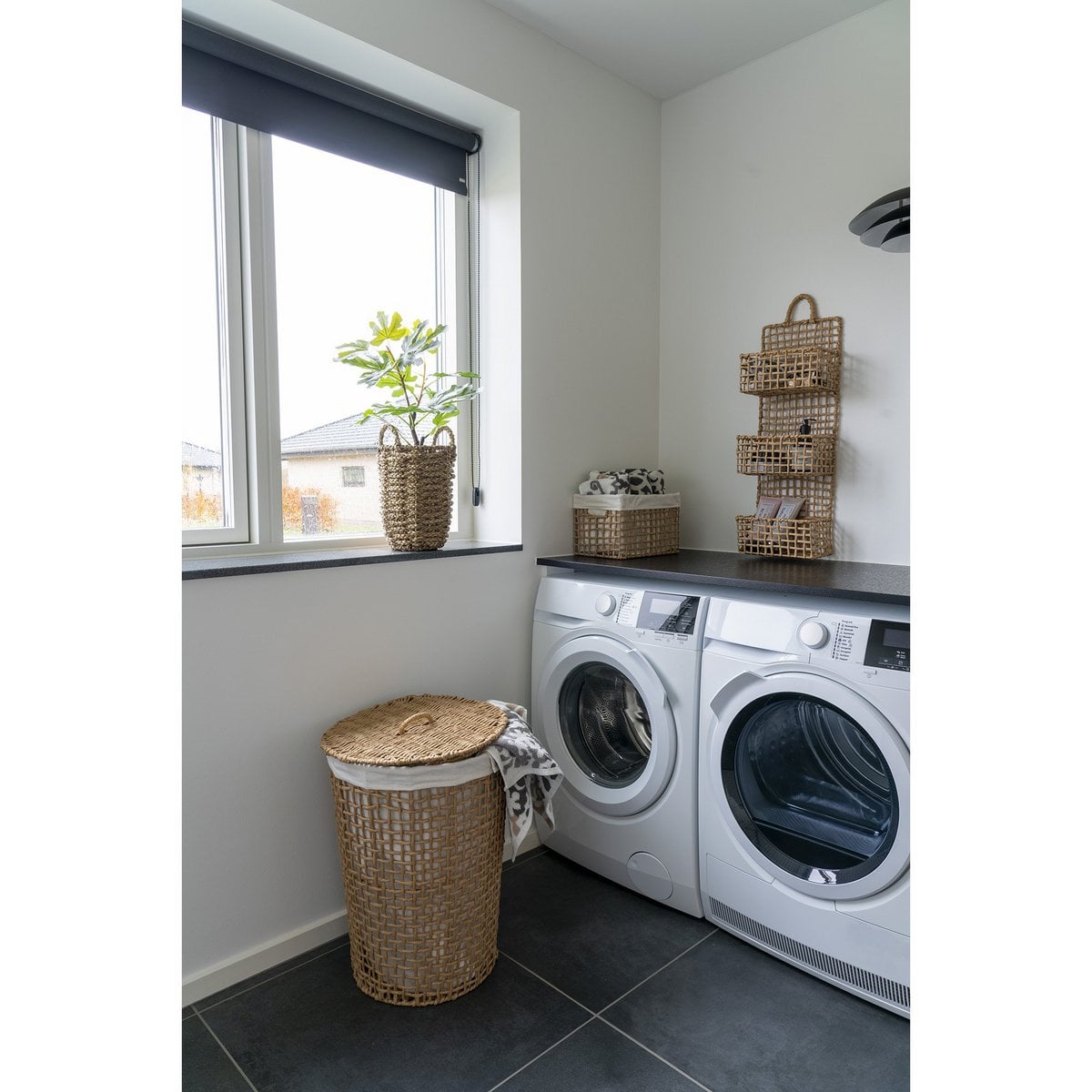 Pomal Panier à Linge placé dans une salle de bain moderne, ambiance chic