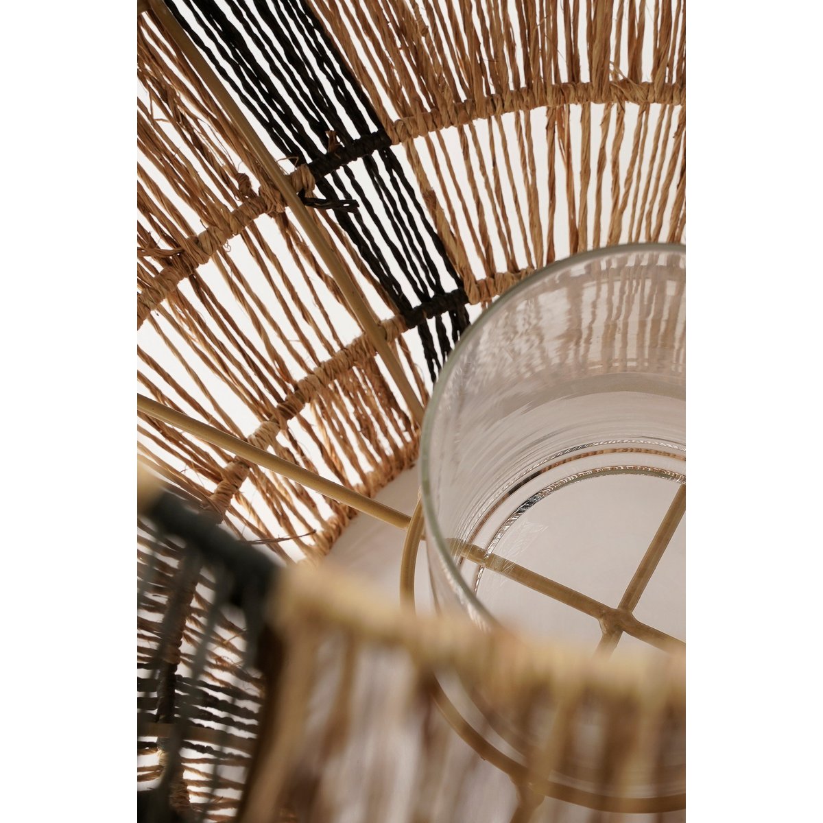 Lanterne Liliano Noir avec bougie allumée, effet lumineux