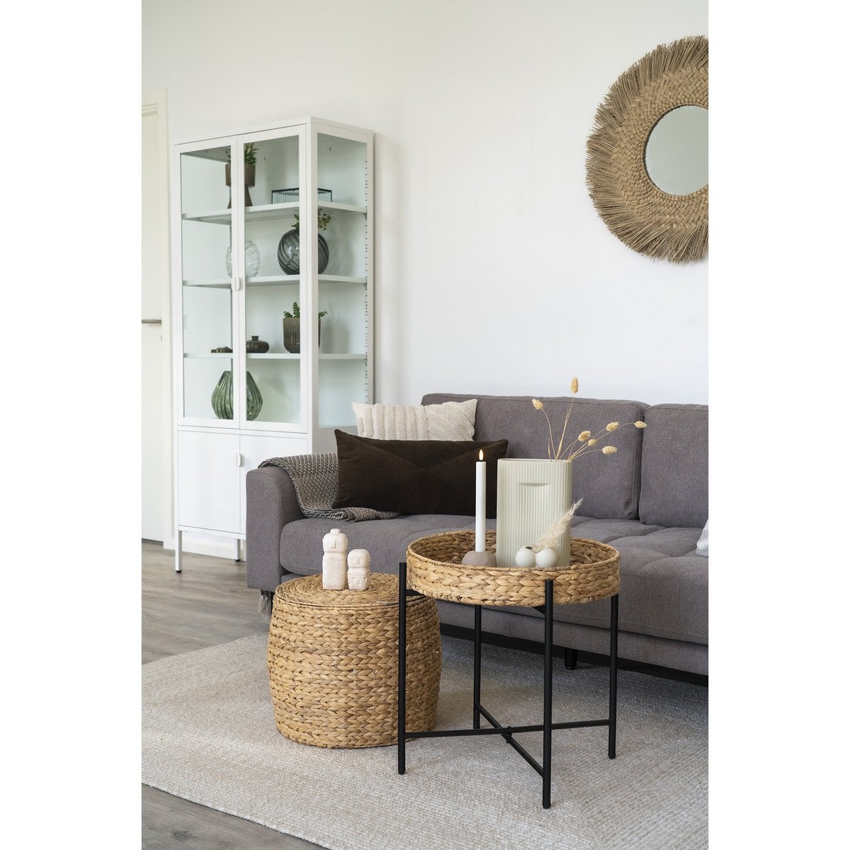Décoration en ciment beige dans un salon moderne