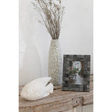 Cadre Photo J-Line Carré 10x15 en Bois et Corne Gris, détail du motif