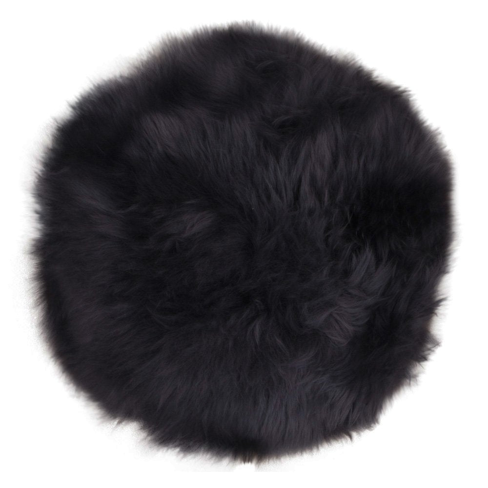 Coussin en cuir d'agneau noir dans un salon moderne, ambiance scandinave