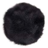 Coussin en cuir d'agneau noir dans un salon moderne, ambiance scandinave