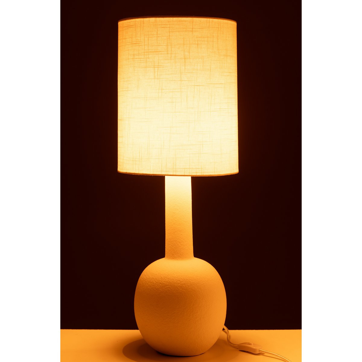 Lampe J-Line allumée dans un salon élégant