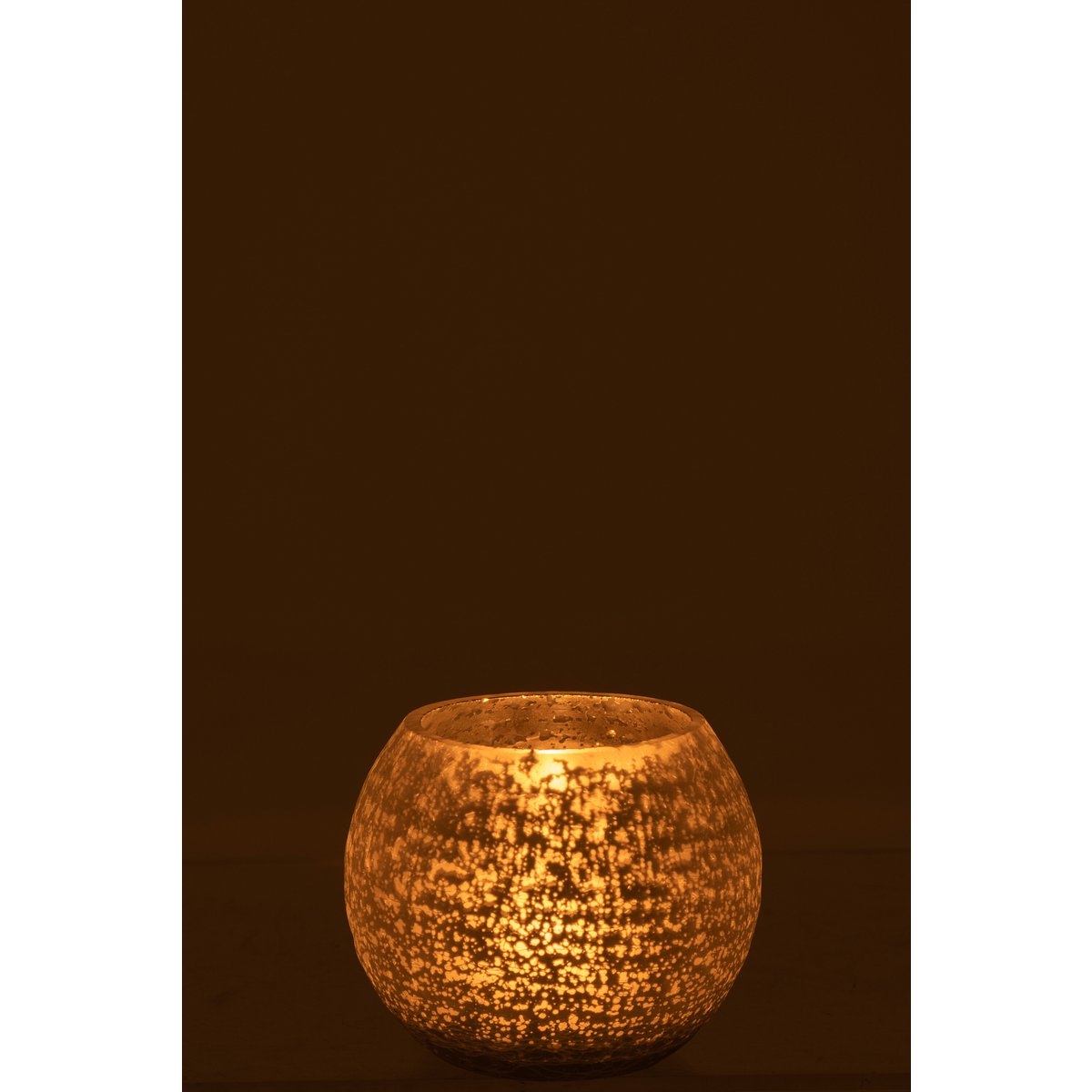 Lanterne J-Line posée sur une table, illuminant l'espace