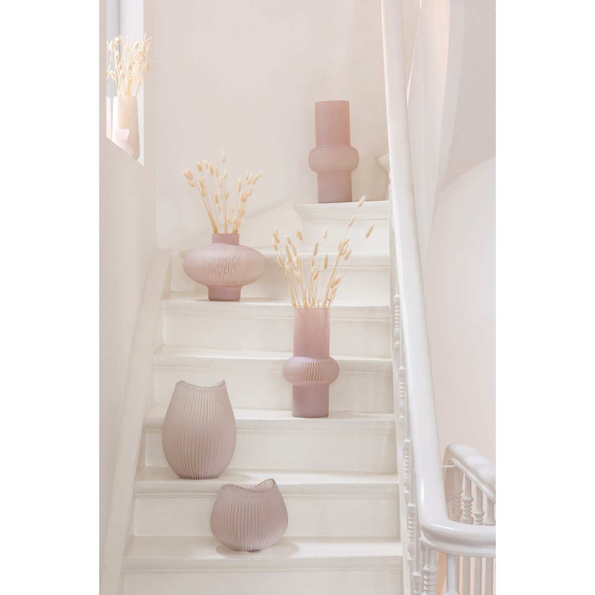Vase J-Line Stripe sur une table moderne
