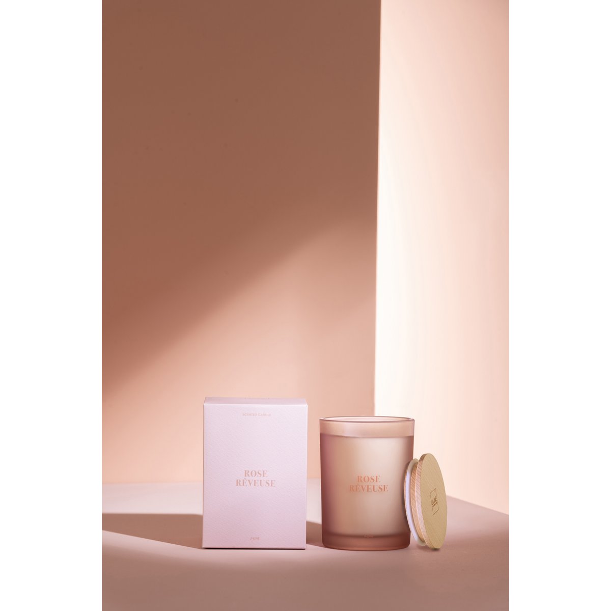 Bougie Rose Rêveuse J-Line, détail du motif floral