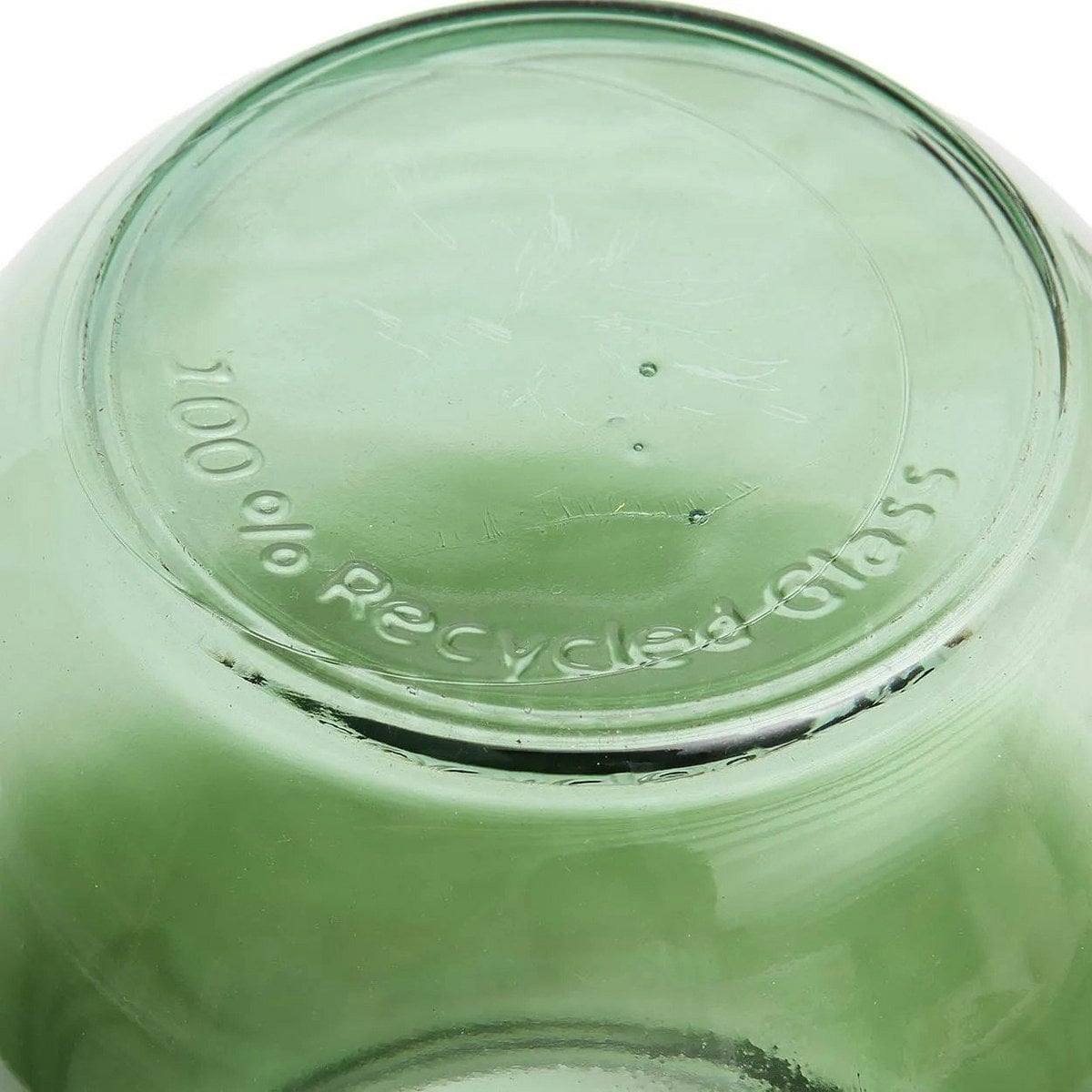 Vase Qiezi vert en verre recyclé sur une table moderne