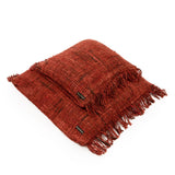 Housse de coussin Oh My Gee en rouge cerise, mise en scène dans un salon