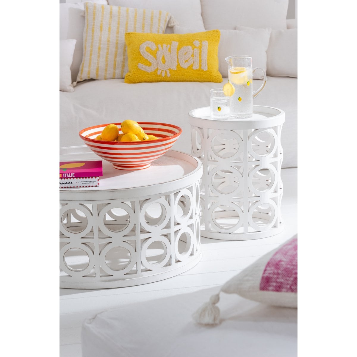 Table basse J-Line dans un salon moderne