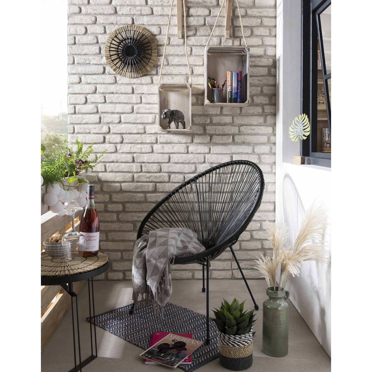 Ensemble de deux chaises modernes noires sur terrasse