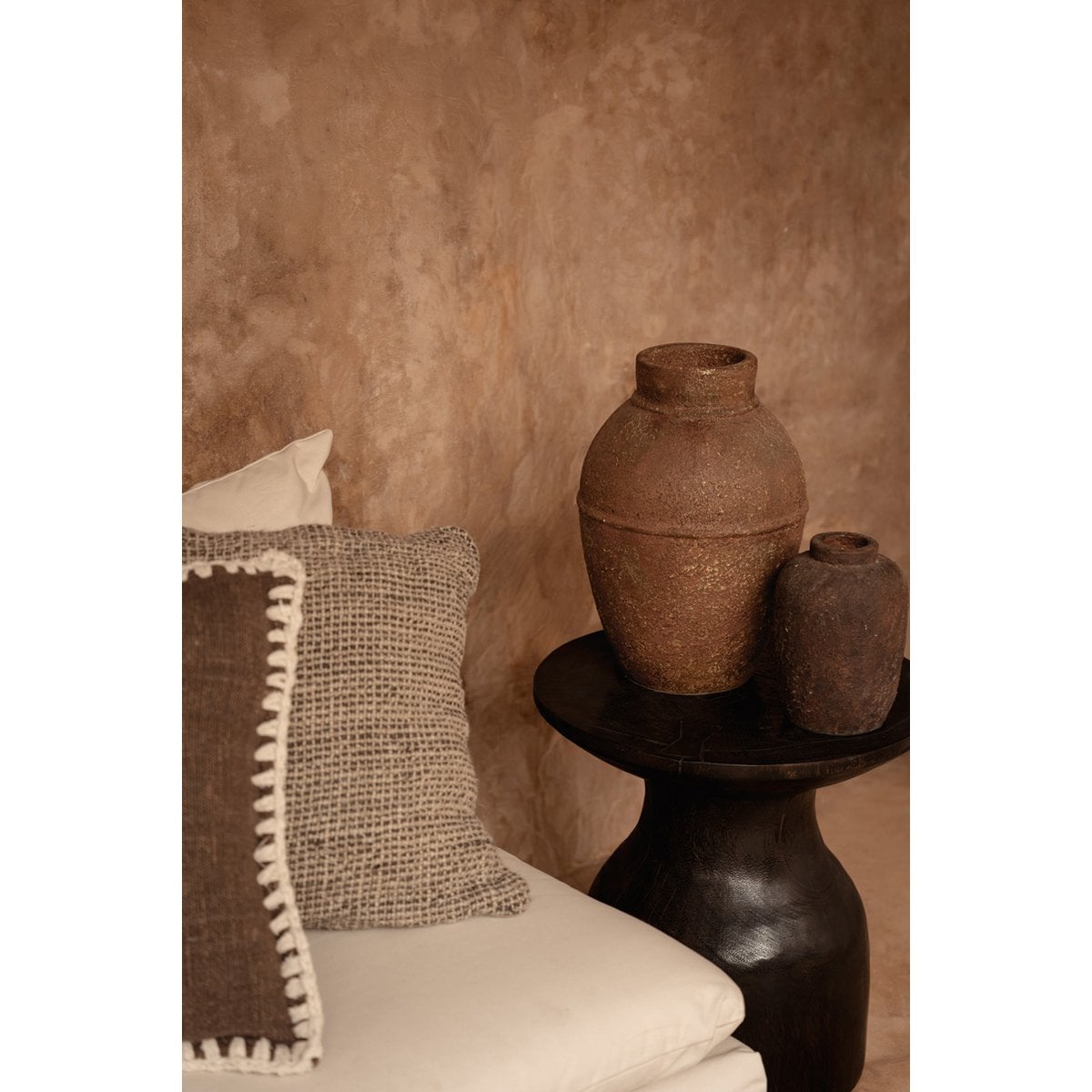 Vase Clay Echo sur une table décorative
