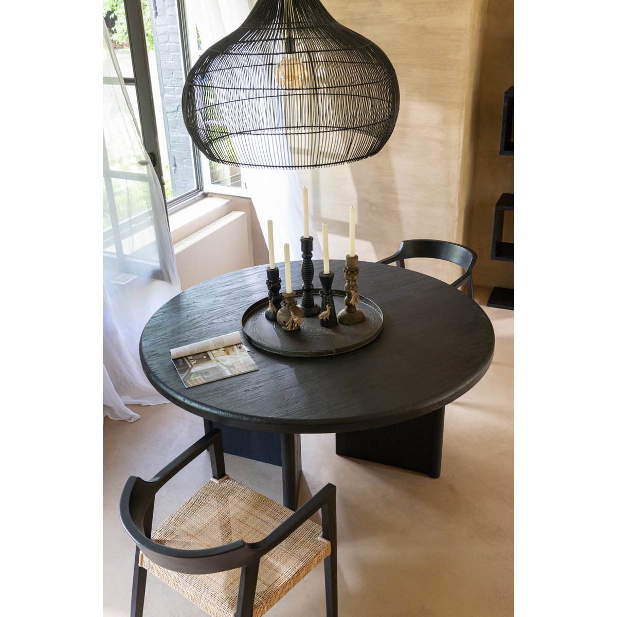 Table J-Line en teck noir avec chaises assorties, harmonie décorative