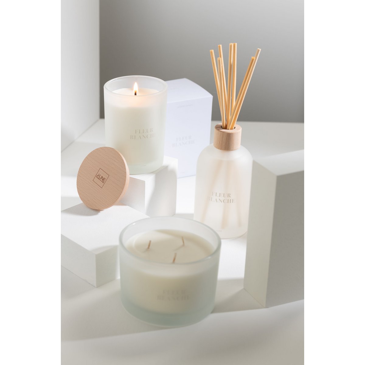 Bougie J-Line Fleur Blanche - mise en scène sur une table élégante