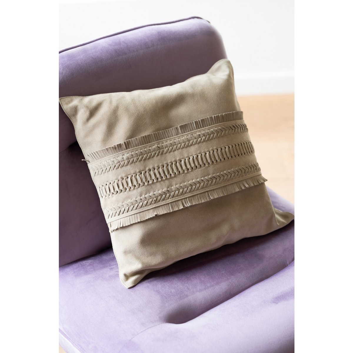 Détail du cuir gris clair du coussin J-Line