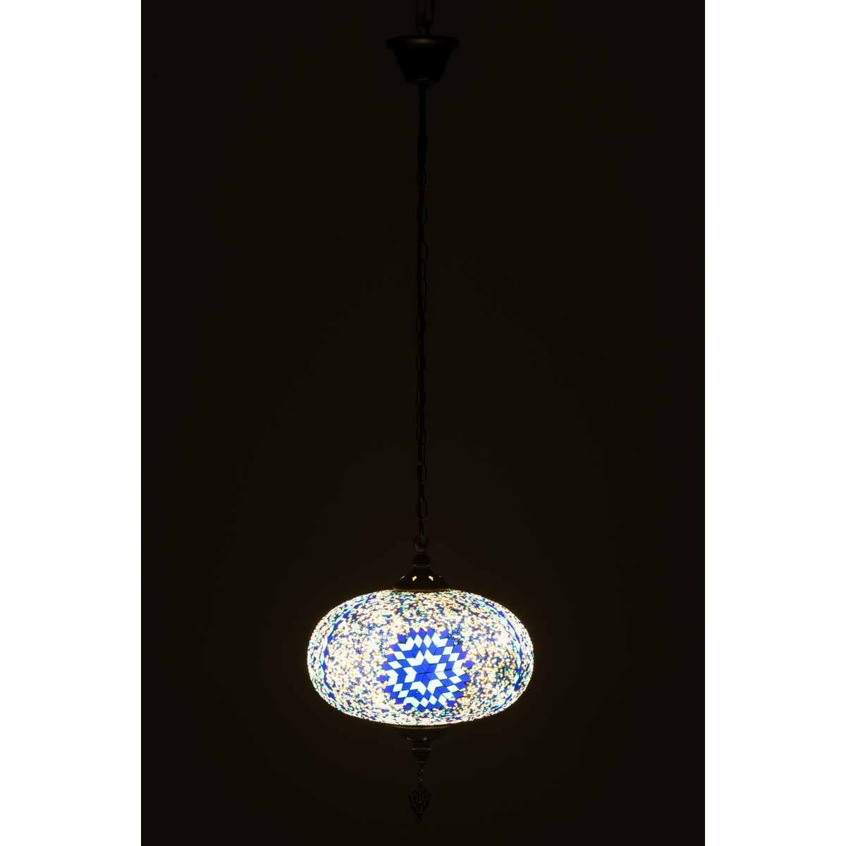 Lampe suspendue J-Line dans un salon moderne