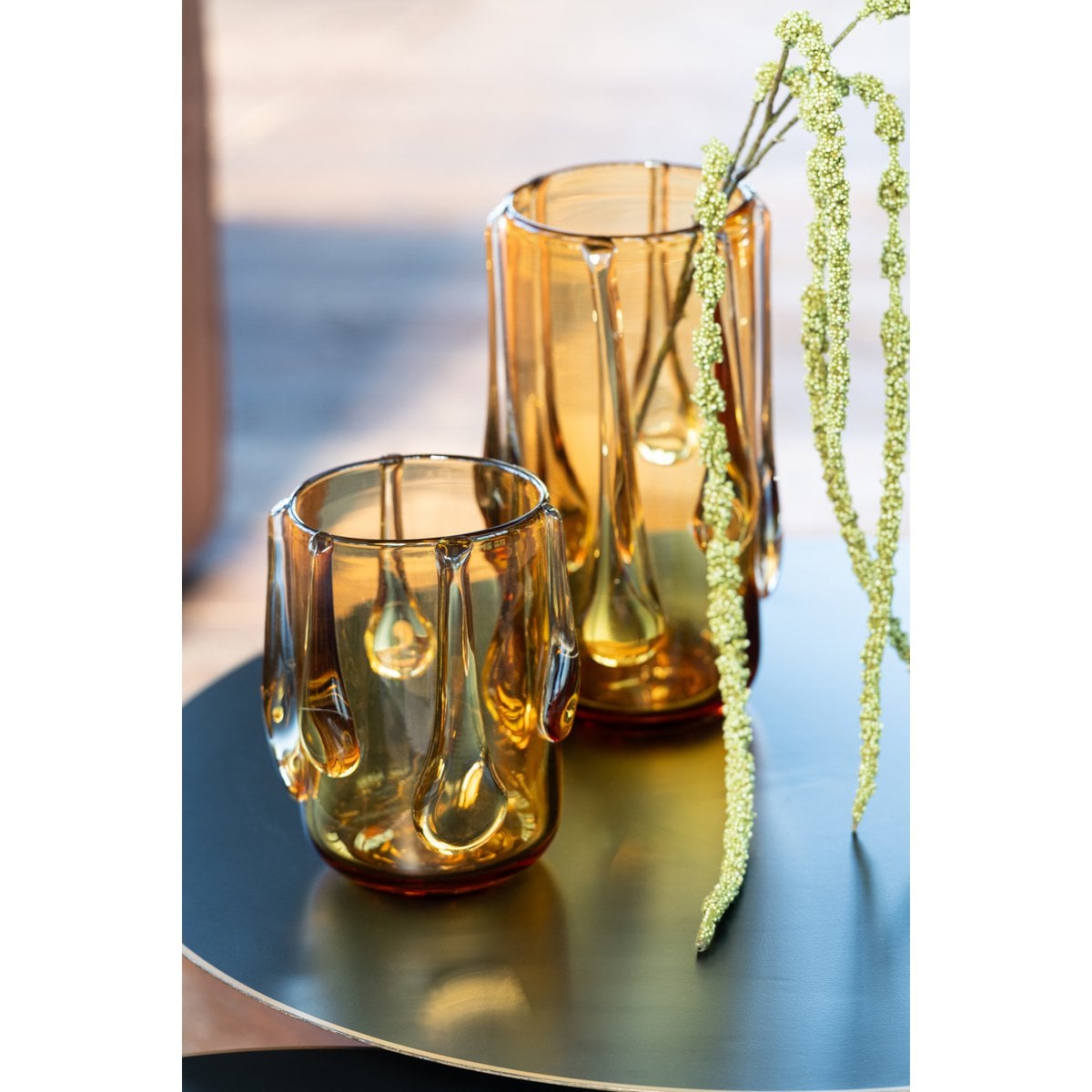 Détail du vase Drippy, texture en verre ambre et design moderne