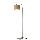 Lampadaire J-Line en métal naturel dans un salon élégant, ambiance cosy.