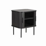Lampe de chevet noire sur une table de nuit moderne