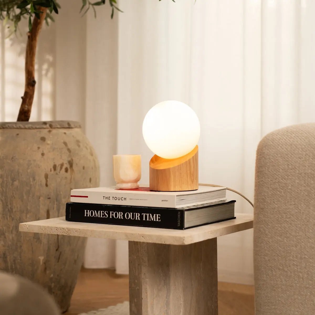 Lampe Quin en bois marron clair avec cordon électrique