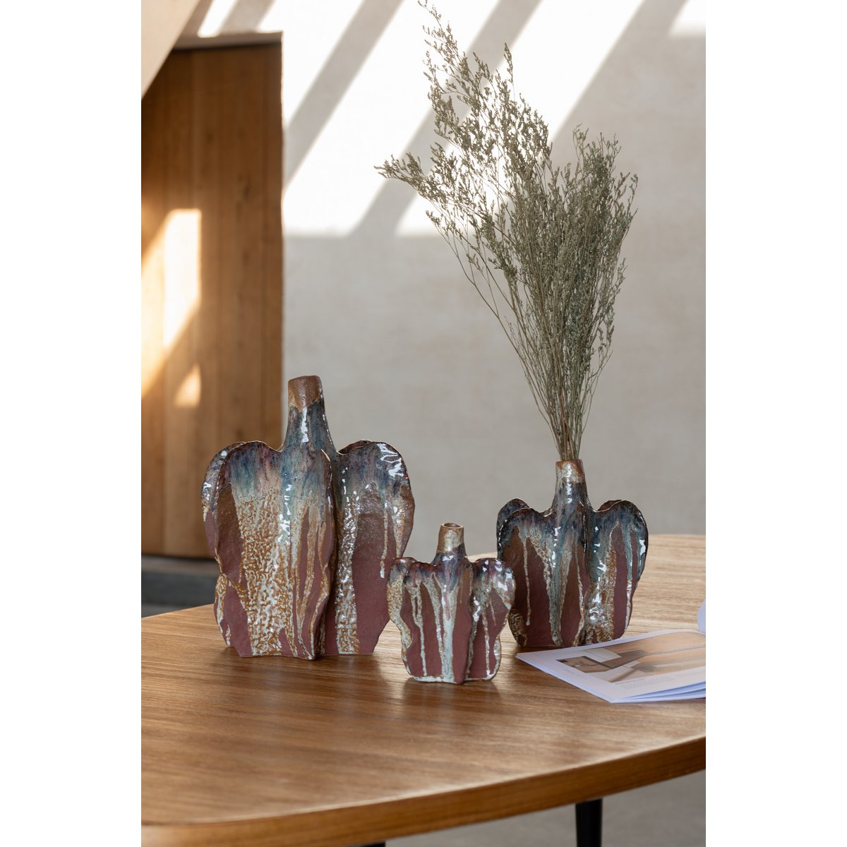 Vase Naga en céramique brun rouille, design élégant et unique.