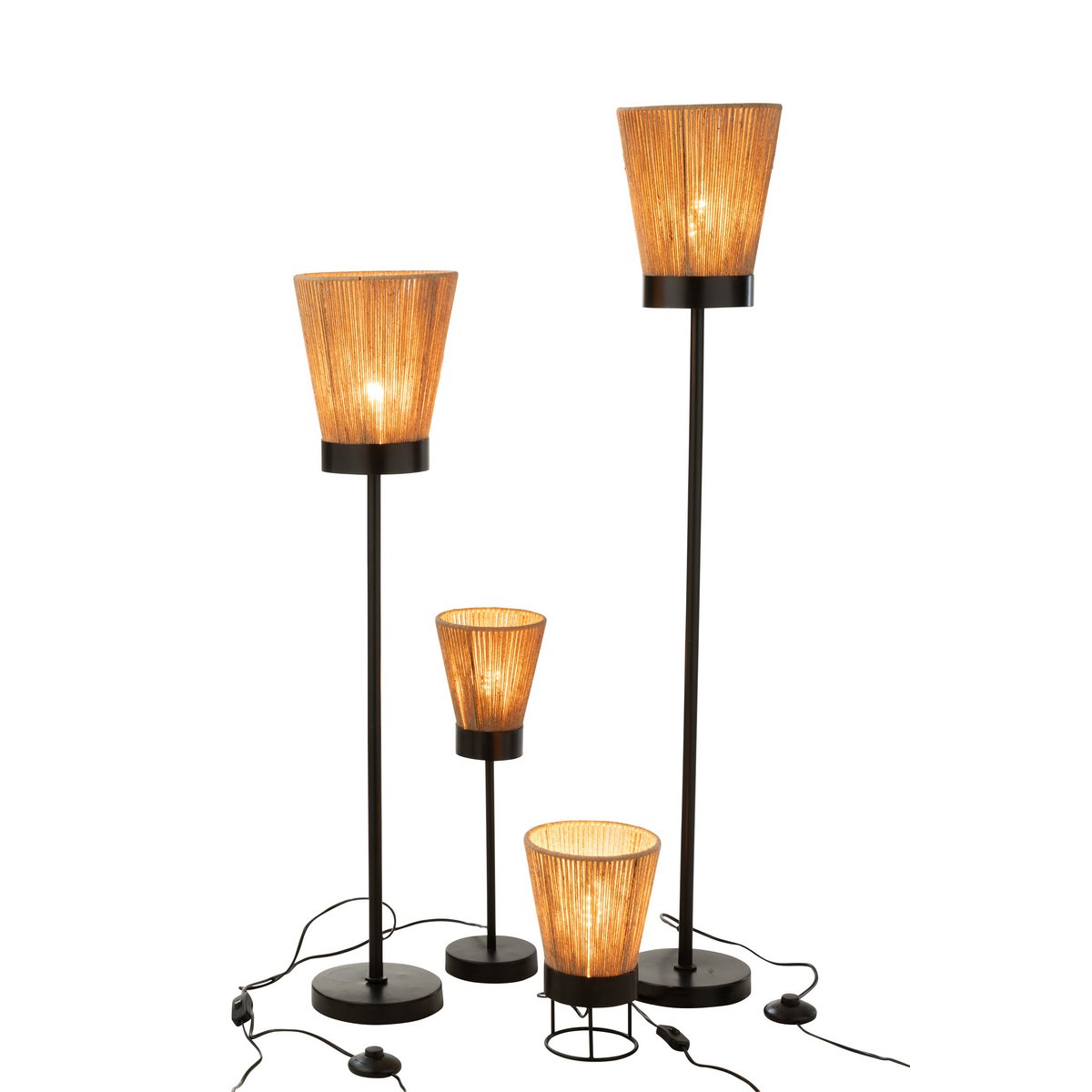 Lampadaire Luna J-Line dans un intérieur bohème, éclairé.