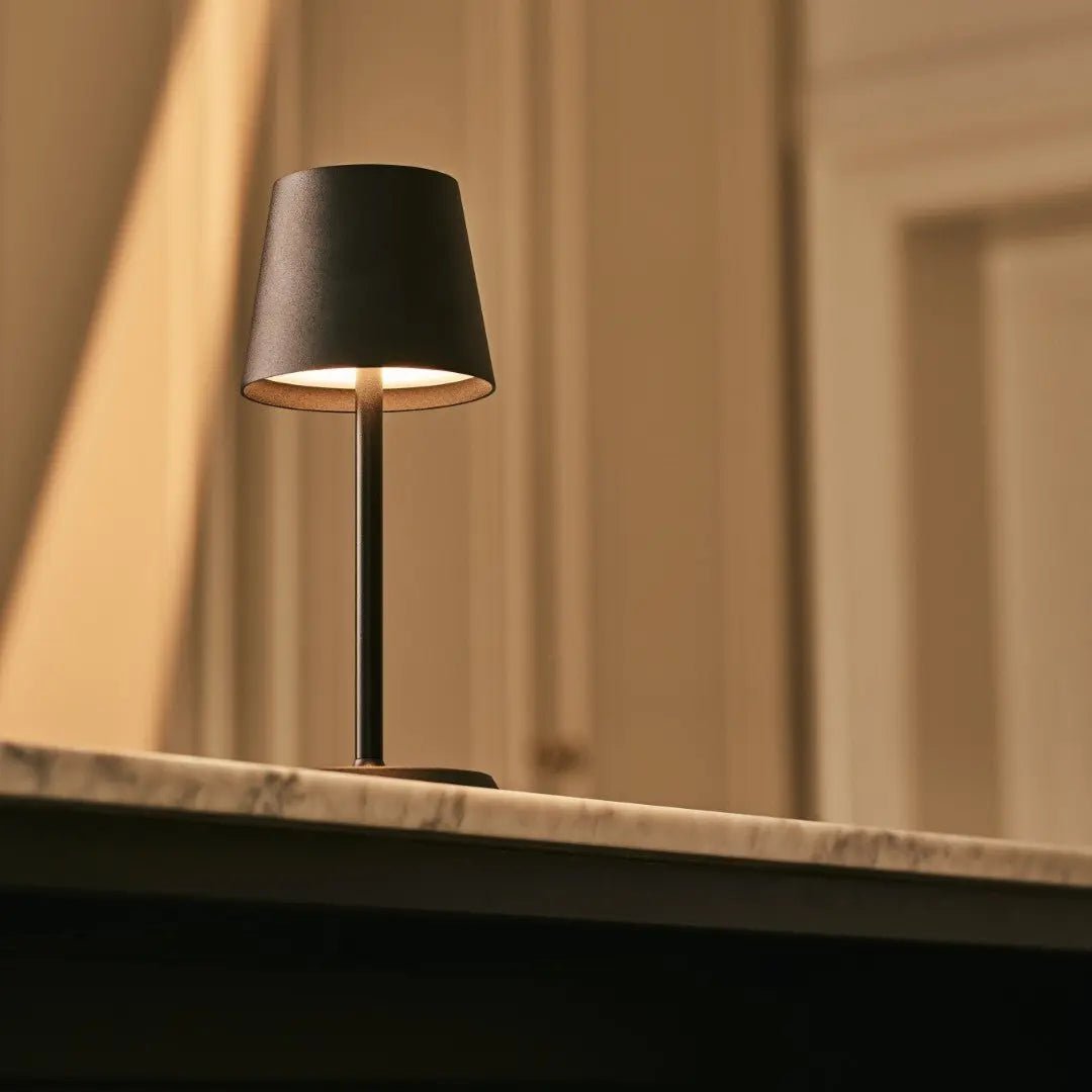 Lampe de table rechargeable noire James de Tavellio, vue élégante