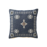 Coussin J-Line en coton bleu foncé et blanc, présenté sur une table avec d'autres accessoires.
