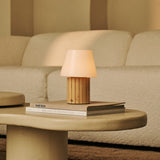 Lampe à poser rechargeable en bois marron clair