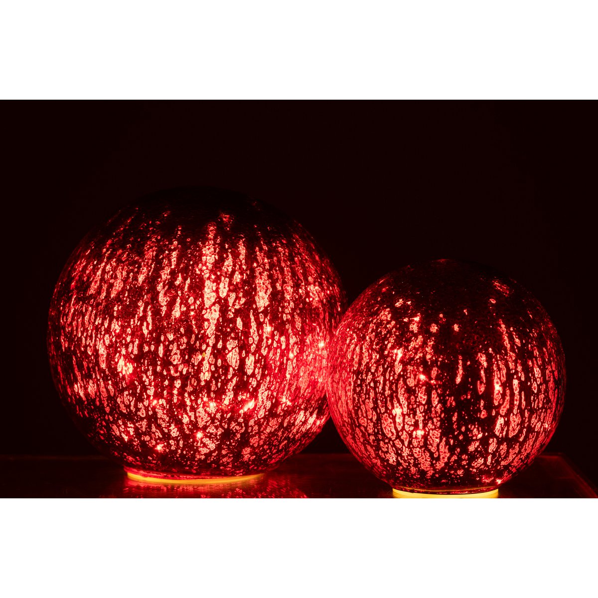 Boule craquelée J-Line en verre rouge - mise en scène