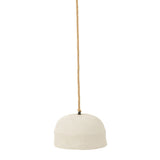 Lampe suspendue J-Line en papier mâché blanc dans un salon moderne