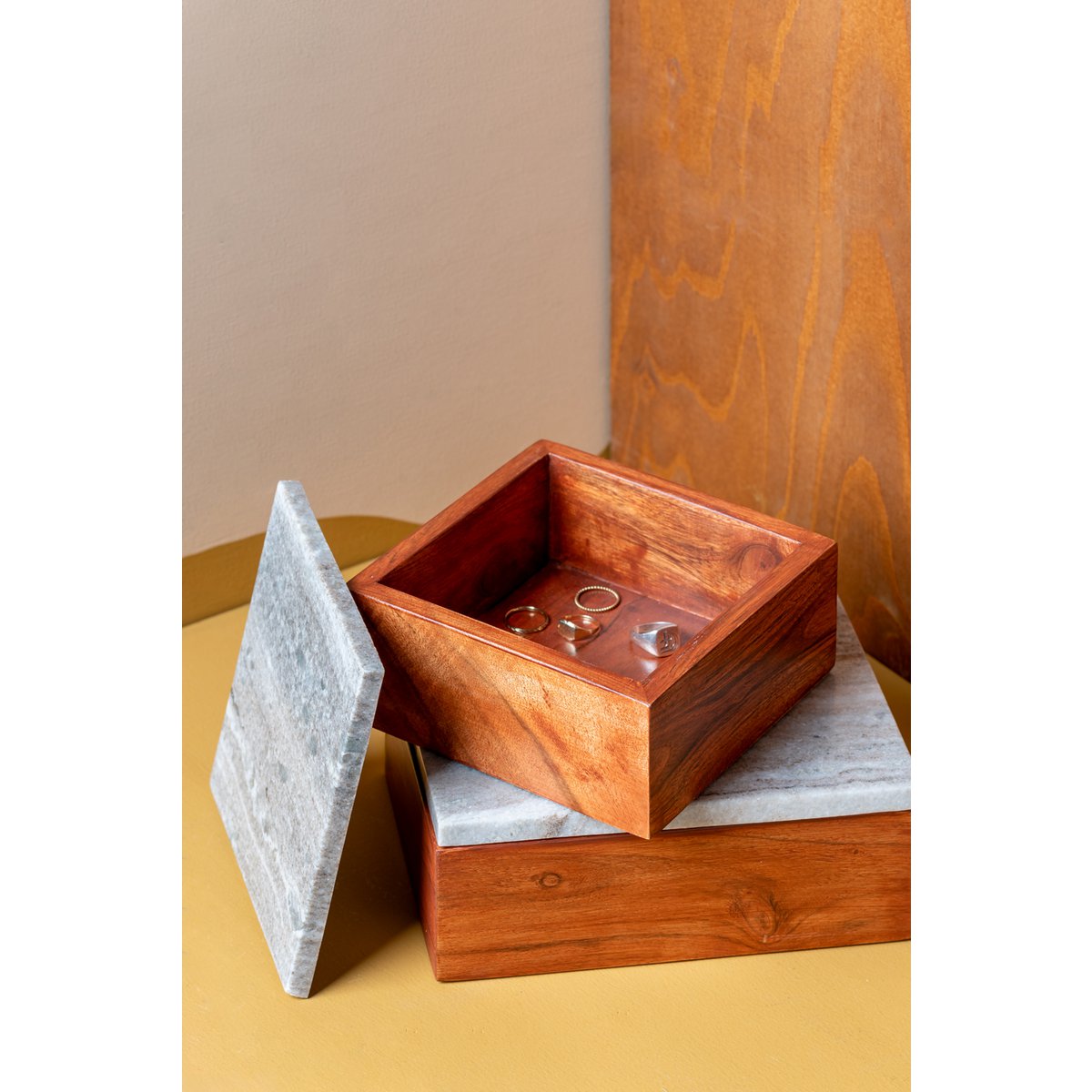 Détail du couvercle en marbre de la boîte de rangement Acacia